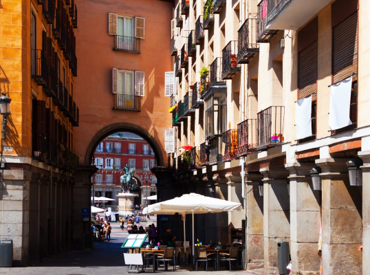 foto de calle con balcones