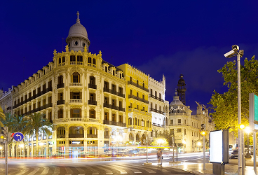 edificio de noche con autopista al frente